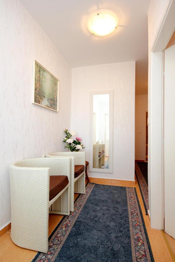 Gasthof And With Parking Space - 6767 Makarska